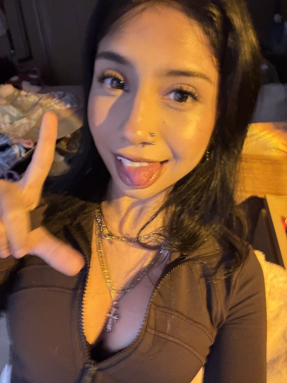 Cute Little Girl Shows Feet #XVvZknma